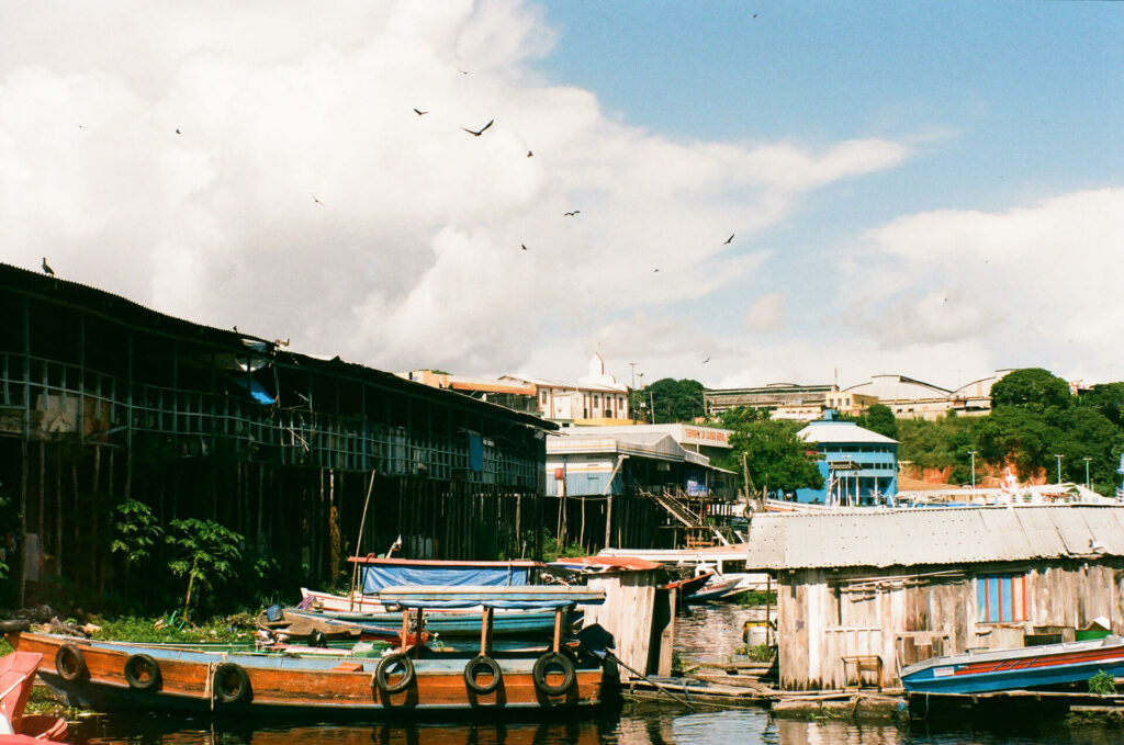 Die bunten Boote am alten Markt in Manaus sind ein malerisches Motiv.