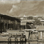 Wie aus einer anderen Zeit wirkt das Foto vom Hafen am alten Markt in Schwarz/Weiß.