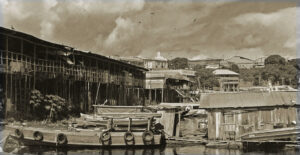 Wie aus einer anderen Zeit wirkt das Foto vom Hafen am alten Markt in Schwarz/Weiß.