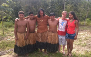 Mit indigenen Tänzern, dem Künstler und Schamanen Bu´u Kennedy und Eliana Kokama nach einem Ritual