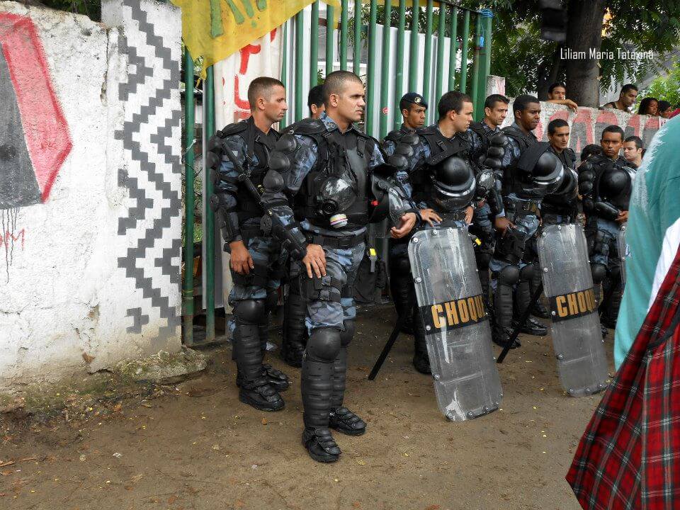 Eliteeinheit der Polizei vor der Aldeia Maracana