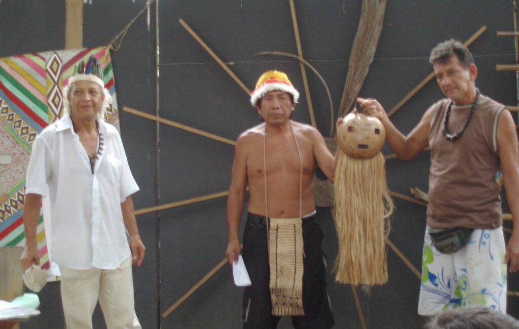 Übergabe einer Ritualmaske im indigenen Kulturzentrum Aldeia Maracana