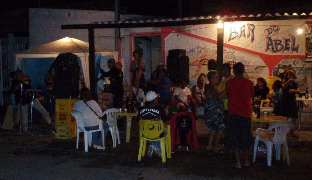 Die Forro Gruppe Cinturinha de Pilao spielt an einer Bar im Stadtteil Campo Grande/Rio de Janeiro